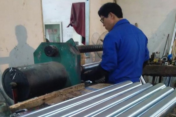 動(dòng)力滾筒應(yīng)用廣泛，在包裝機(jī)械行業(yè)它是主流的輸送機(jī)